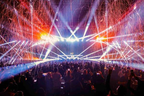 Türkiye'nin en büyük iç mekan sahnesinde beş bin kişilik 'Fashion Party' düzenlendi