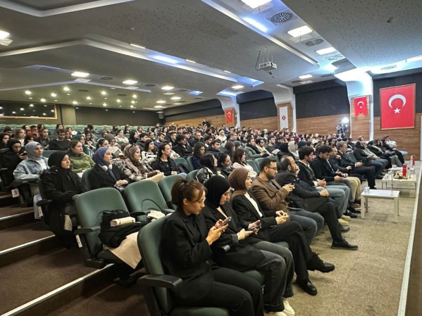 Samsun'da öğrencilere 'dezenformasyon' konferansı