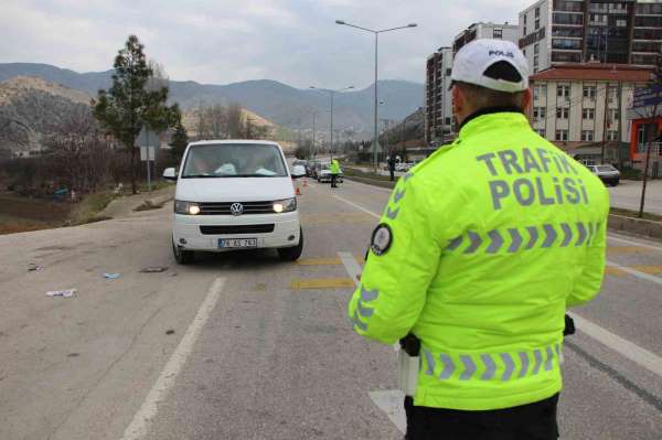 Amasya'da polisi görünce kaçan minibüsten 20 kaçak göçmen çıktı