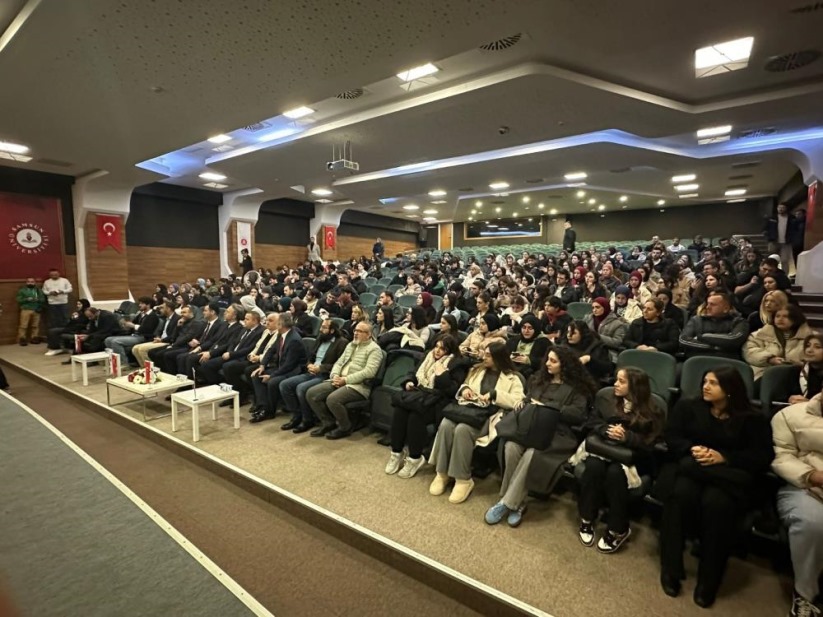 Samsun'da öğrencilere 'dezenformasyon' konferansı