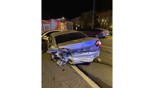 Avcılar'da trafik kazasında 2 kişi yaralandı, sürücü olay yerinden kaçtı