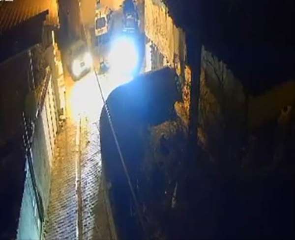 Husumetlisinin park halindeki aracına zarar verdi