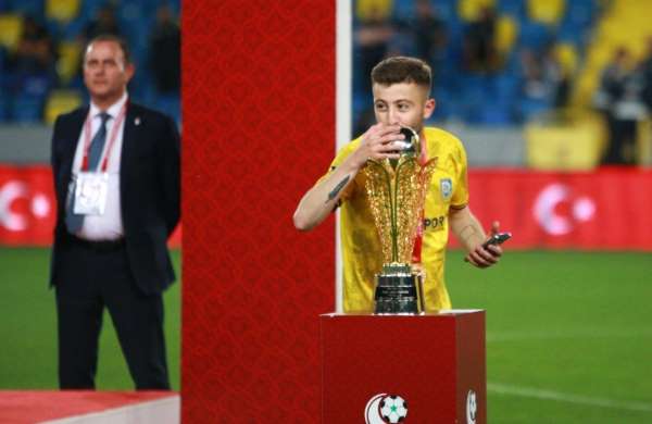 Kocaeli'de silahlı saldırı: 1'i futbolcu 3 yaralı