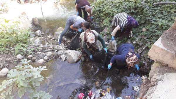 Artvinli köylü kadınlardan örnek alınacak çöp temizliği 