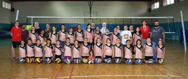 Yunusemre'de voleybol yaz kursu devam ediyor 