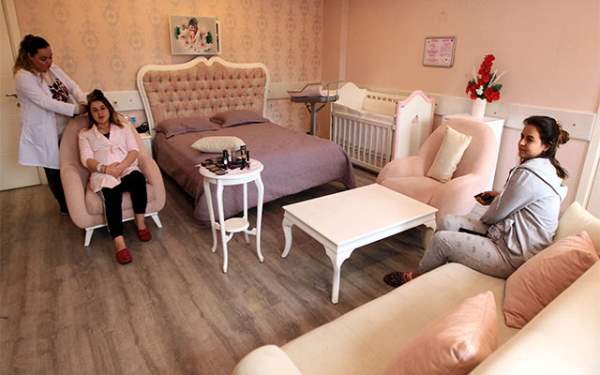 'Beş yıldızlı' hastane odasında annelere kuaför hizmeti