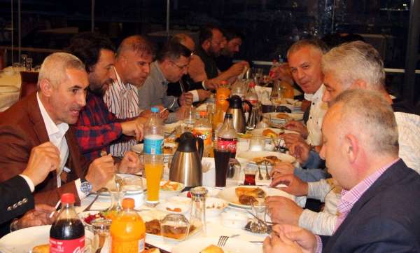 Eski futbolcular iftarda bir araya geldi 
