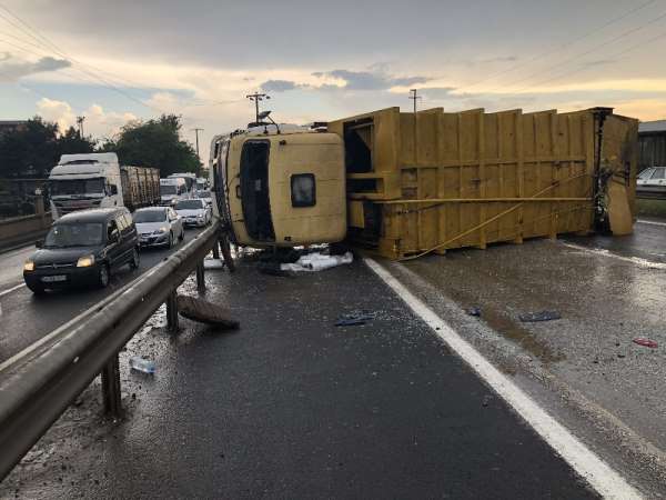 Yağış kazaları getirdi, çöp kamyonu devrildi 