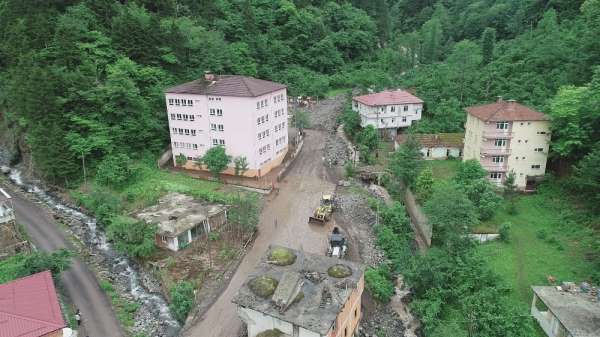 Trabzon'un Araklı ilçesinde bugün sel ve heyelanların yaşandığı Çamlıktepe mahal