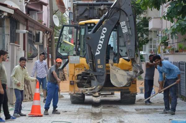 Erenler'de kilitli parke taşları yenileme çalışmaları sürüyor 