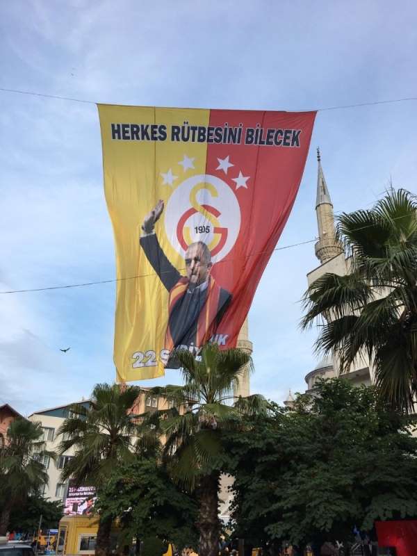 Taraftardan dev bayrak 
