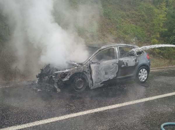 Seyir halindeki araç yandı