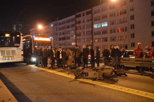 Metrobüs yolunda akıl almaz kaza, metrobüs motosiklete çarptı 