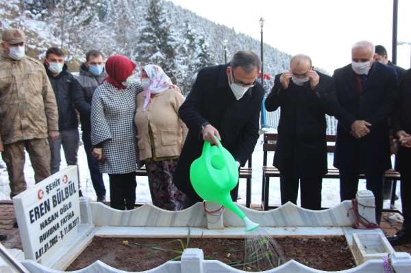Bakan Kasapoğlu'ndan Eren Bülbül'ün mezarına ziyaret 