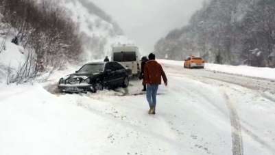 Boyabat'ta kar nedeniyle araçlar yolda kaldı