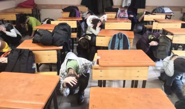 Hisarcık Şehitler Ortaokulu'nda deprem tahliye tatbikatı
