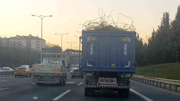 İstanbul'da demir yüklü kamyonun tehlikeli yolculuğu kazaya davetiye çıkardı