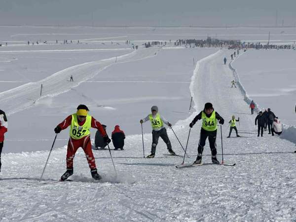 Yüksekova'da düzenlenen Türkiye kayaklı koşu eleme yarışması sona erdi