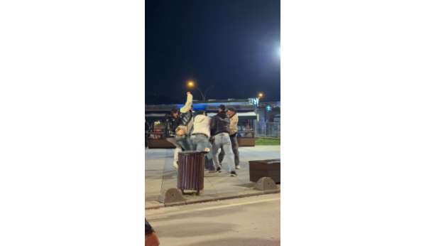 5 kişinin bir gence tekmeli yumruklu saldırısı kamerada