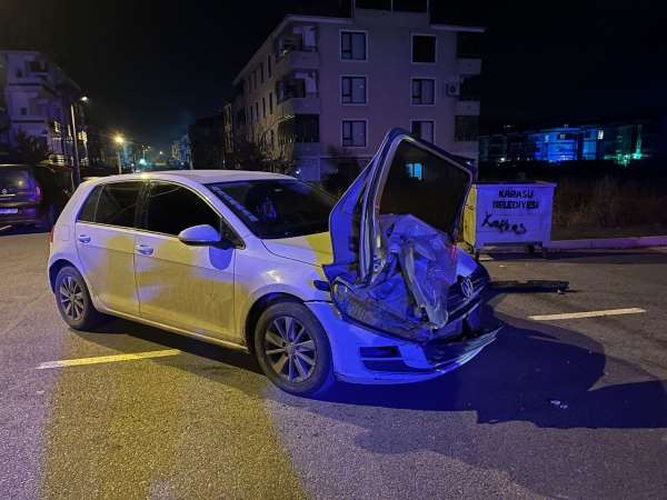Sakarya'da ilginç kaza: Otomobilin kapısı, çarpıştığı aracın farında asılı kaldı