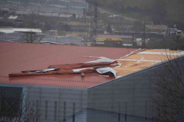 Sinop'ta fırtınada spor salonunun çatısı uçtu