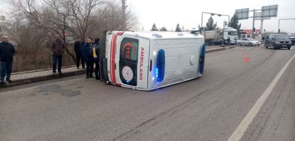 Diyarbakır'da hasta taşıyan ambulans kaza yaptı: 5 yaralı 