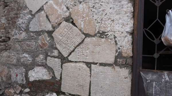 Örülen duvarlarda kullanılan tarihi eserler kurtarılmayı bekliyor 