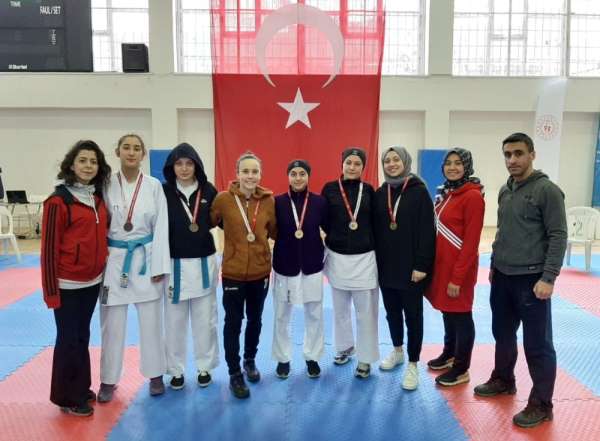 Sivaslı karateciler 15 madalya kazandı 