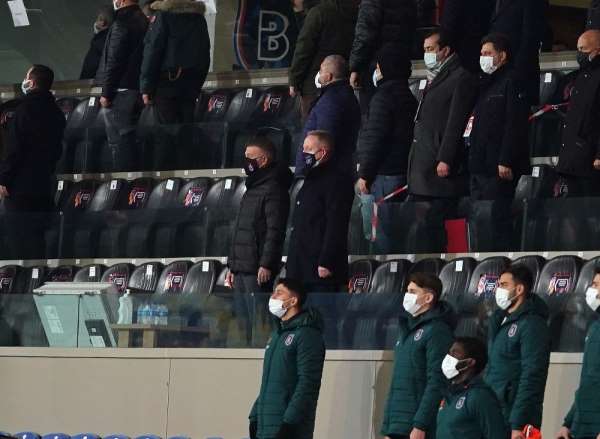 Ahmet Ağaoğlu ve Göksel Gümüşdağ tribünde yan yana