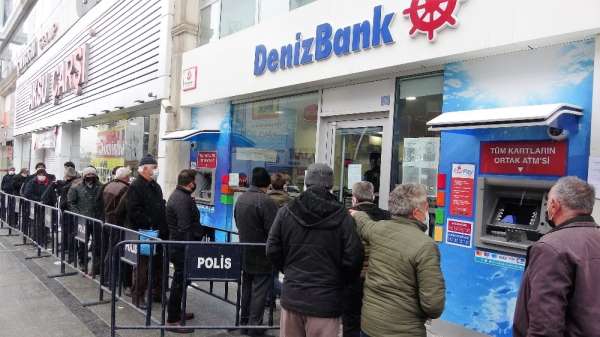 Banka önünde sosyal mesafesiz kuyruk