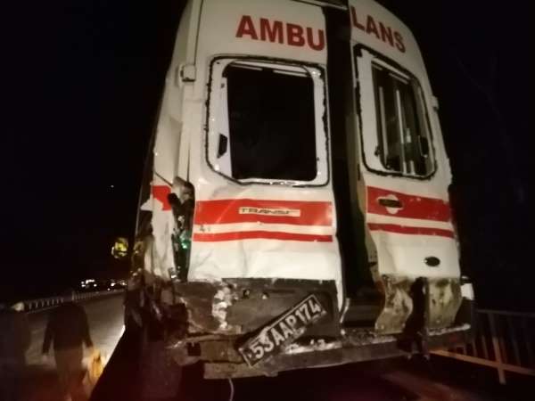 Rize'de kazaya müdahale etmeye giden ambulansla tır çarpıştı 