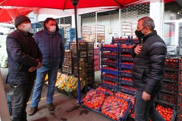 Vali, hal esnafıyla bir arada