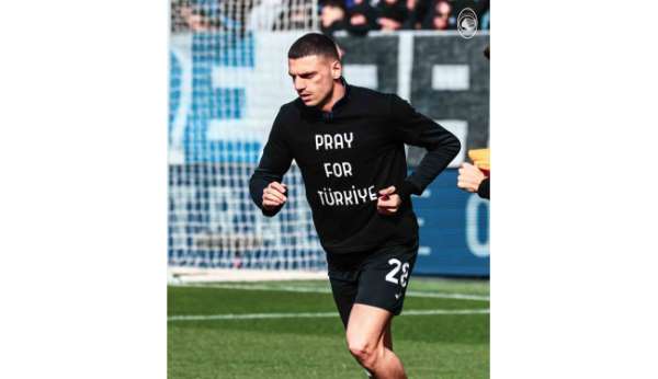 Merih Demiral ısınmaya 'Türkiye için dua et' tişörtüyle çıktı