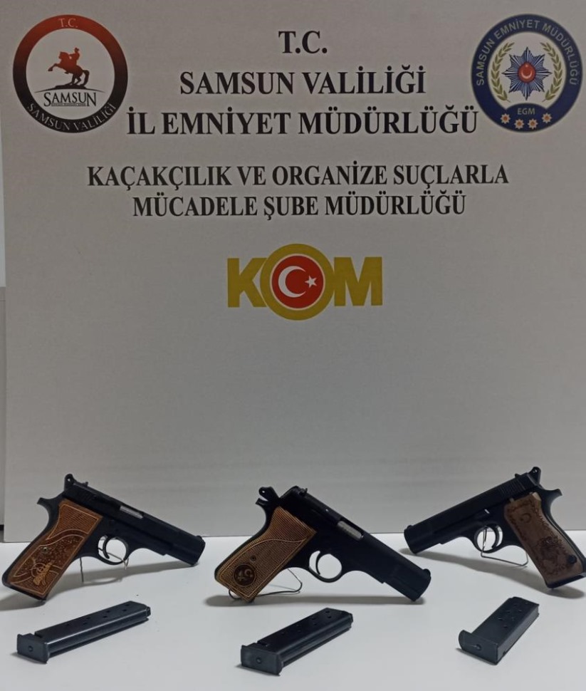Samsun'da polis otomobilin kaput kısmına gizlenmiş 3 tabanca ele geçirdi