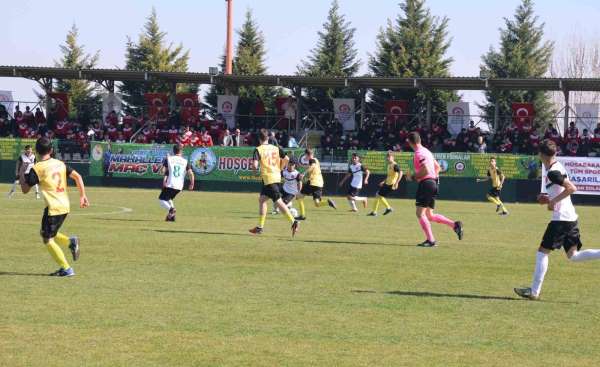 Gençleri sporla buluşturan 'Mahallemde Maç Var' turnuvasında ilk düdüğü Ümit Öztürk çaldı