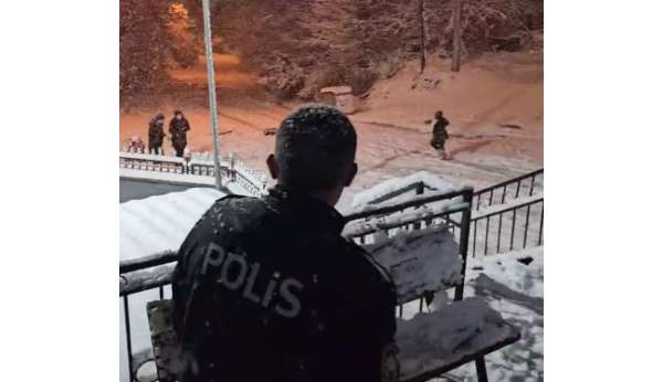 Polis ekiplerinden kışın güzelliğinde sıcak görüntüler