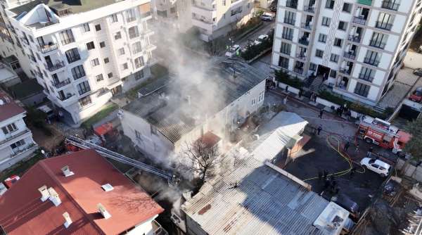 Maltepe'de patlama sesleri sonrası atölye alevlere teslim oldu