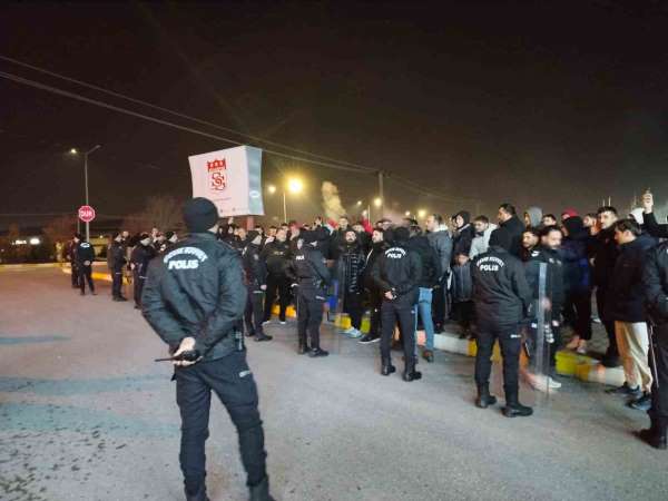 Sivasspor'a taraftarlardan tesislerde protesto