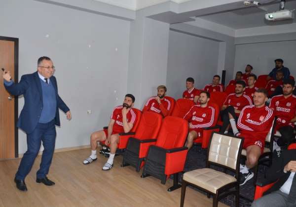 Sivasspor'da futbolculara korona virüs eğitimi verildi 