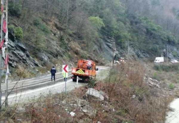 Türkeli-Ayancık karayolunda heyelan 