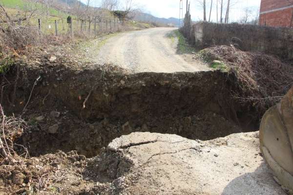 Türkeli'de yol çöktü 
