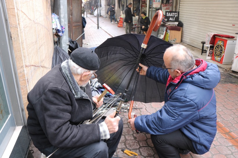 Samsun'da 94 yaşındaki şemsiyeci dede, gençlere taş çıkartıyor