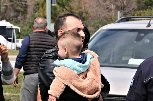 Kazada yaralanan baba ağlayan çocuğunu bir an olsun bırakmadı - Antalya haber