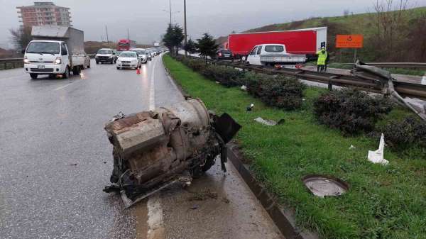 Samsun'da bariyeri parçalayan tırın motoru karşı şeride fırladı: 1 yaralı - Samsun haber