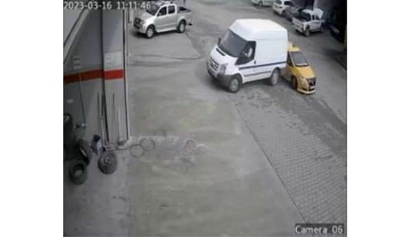 Siirt'te minibüs ile otomobilin çarpıştığı kaza güvenlik kamerasına yansıdı - Siirt haber