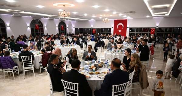 Osmaniye'de şehit aileleri ve gazilere iftar yemeği
