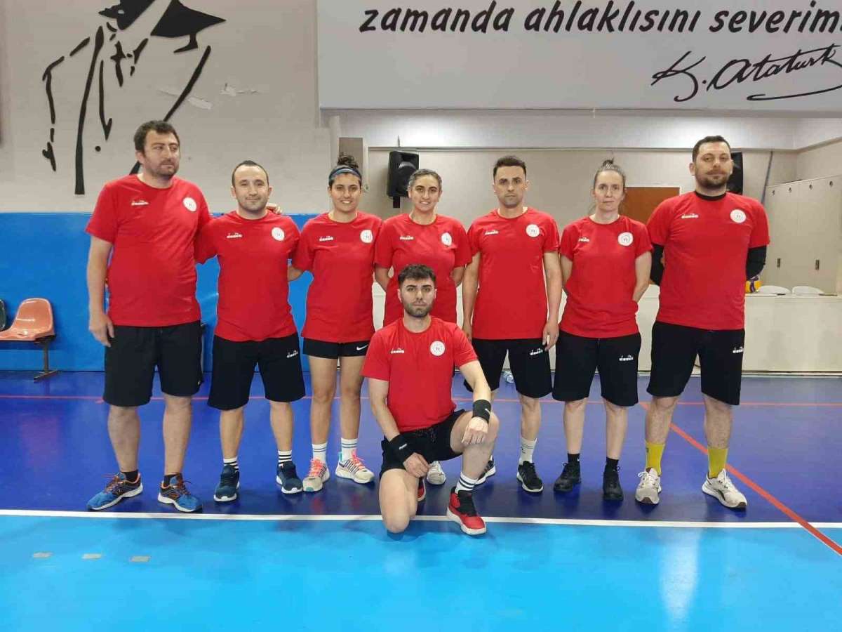 Eskişehir'de Çanakkale Zaferi'nin 110'uncu yılında voleybol müsabakası düzenlendi