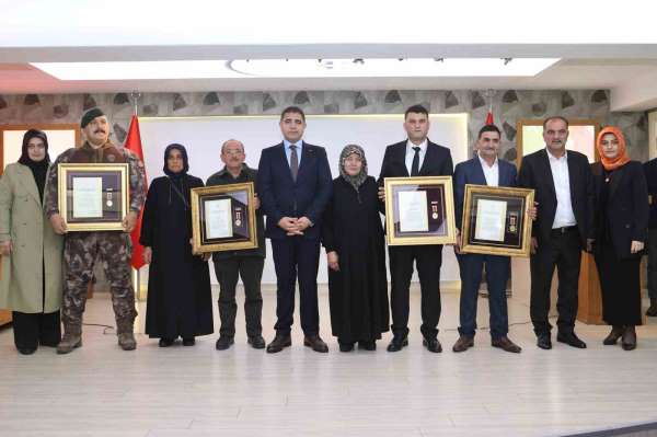 Şehit aileleri ve gazilere devlet övünç madalyası verildi