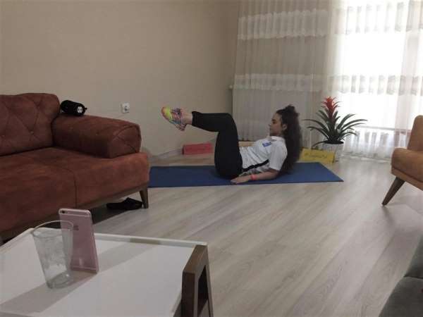 Kocaeli'de sokağa çıkmayan kadınlar evde spor yapıyor 