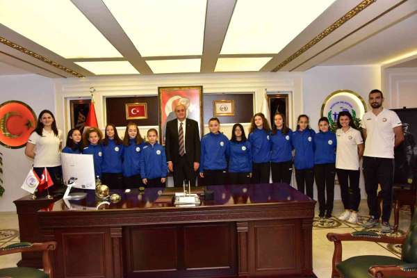 Bozüyük'ün gururu başarılı voleybolculardan Başkan Bakkalcıoğlu'na ziyaret
